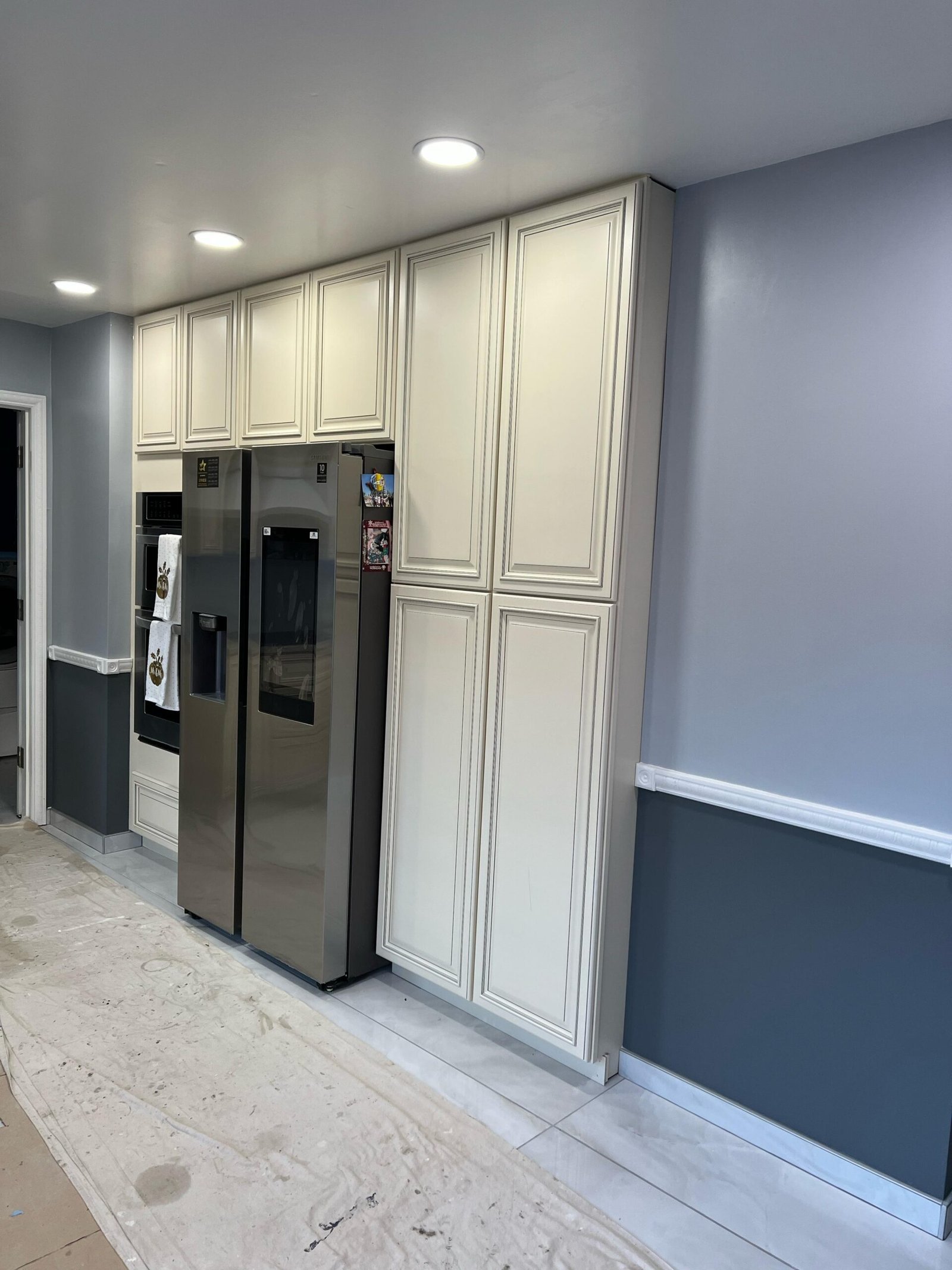 Cocina minimalista con gabinetes blancos