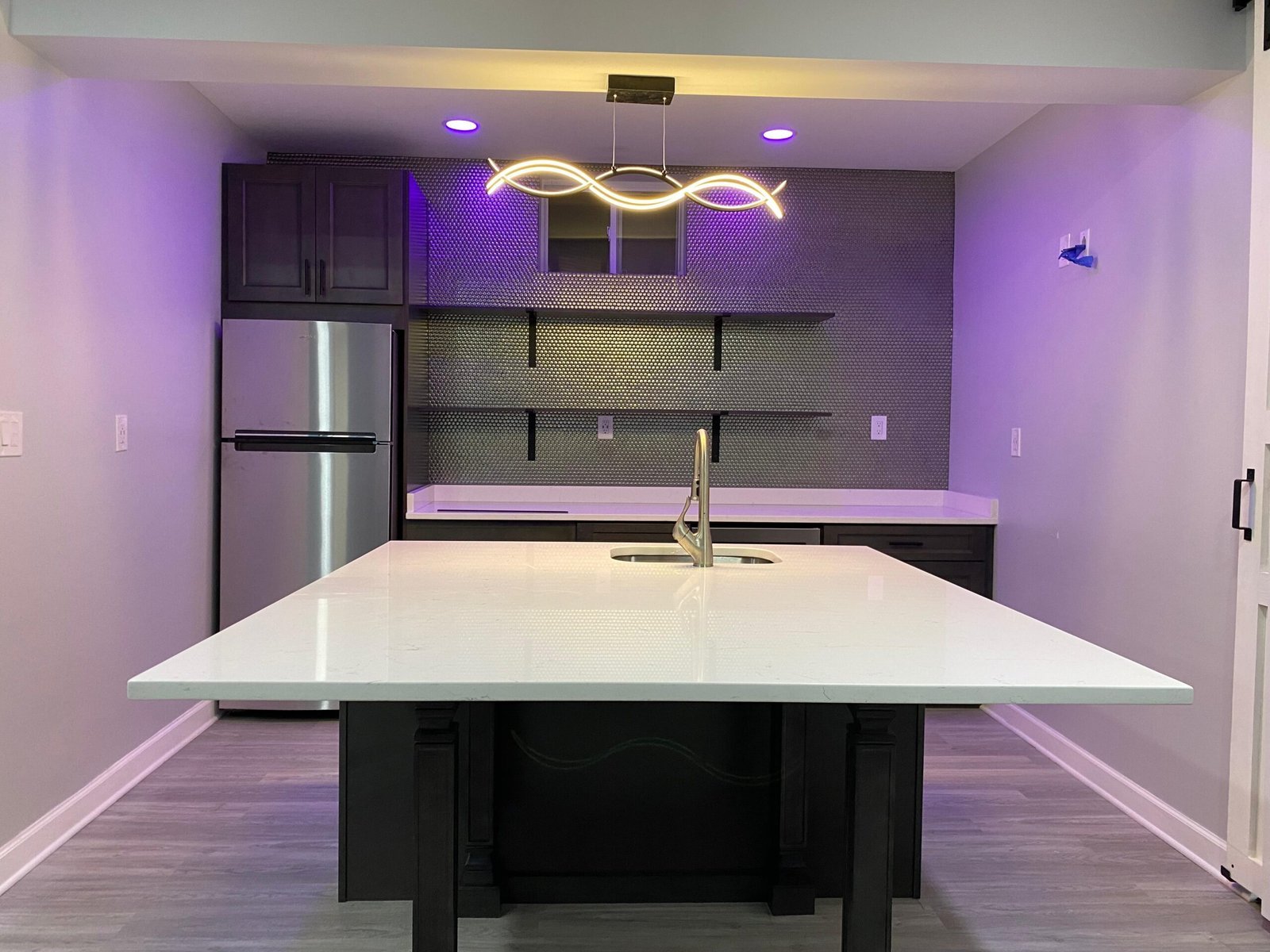 Gabinetes de cocina modernos con acabados oscuros
