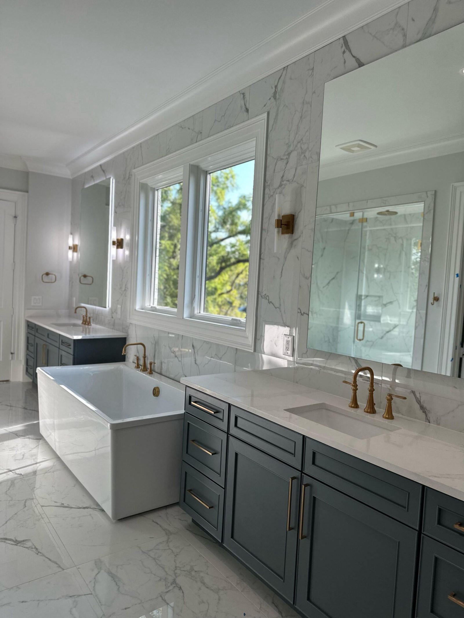Remodelación de baños de lujo por Framos Cabinets